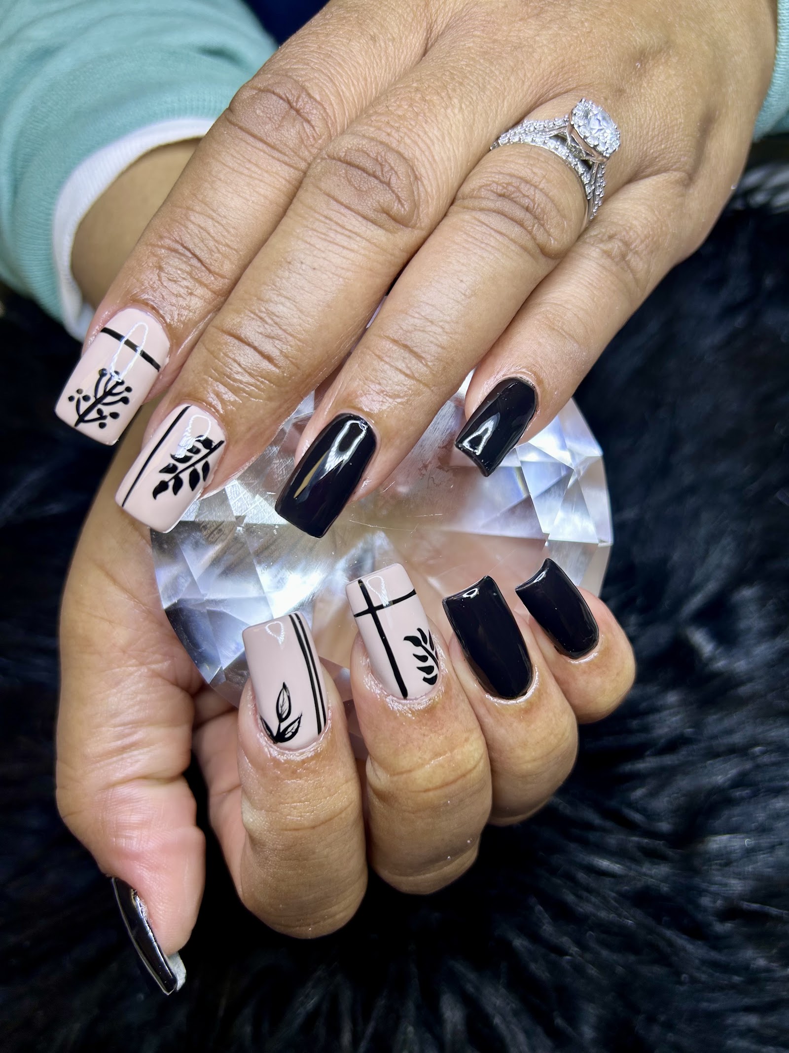 Julie’s Nail Studio LLC logo